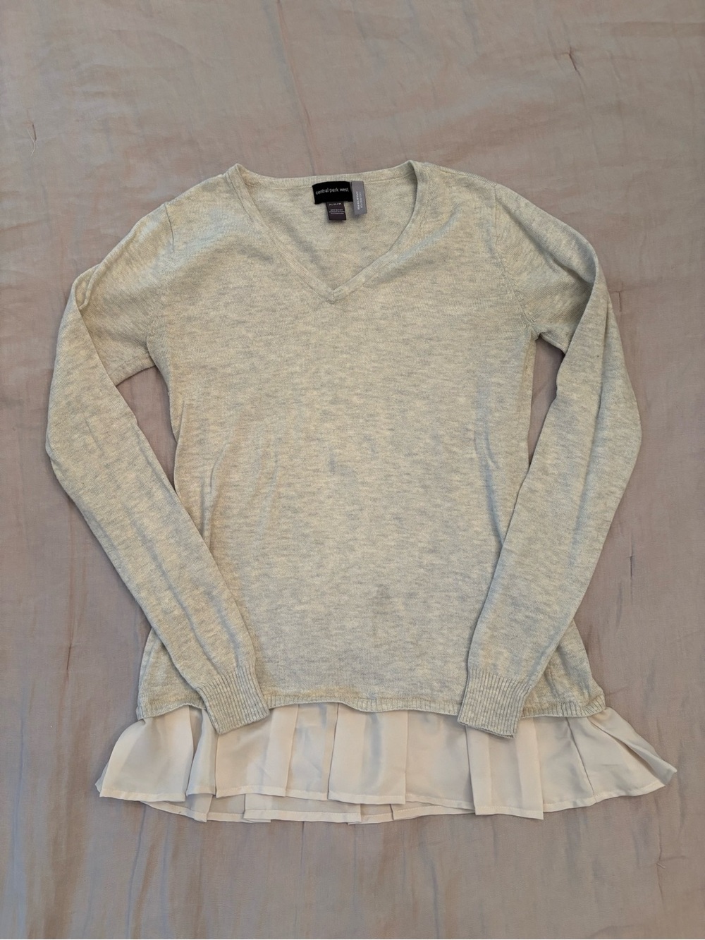 Central Park West / A Pea in the Pod / V-Neck Sweater with Cream Layer / M